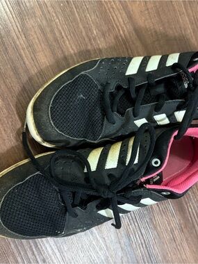 Used Woman’s Adidas tennis shoes